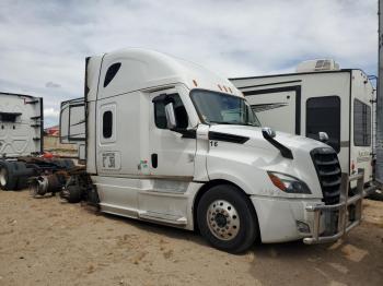  Salvage Freightliner Cascadia 1