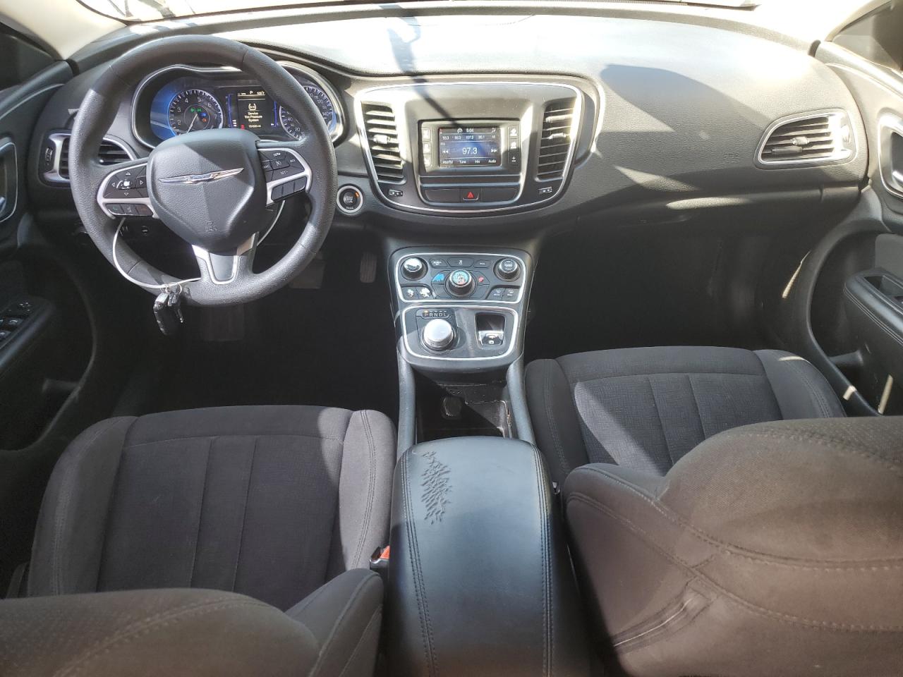 Chrysler 200 Limited Image 2