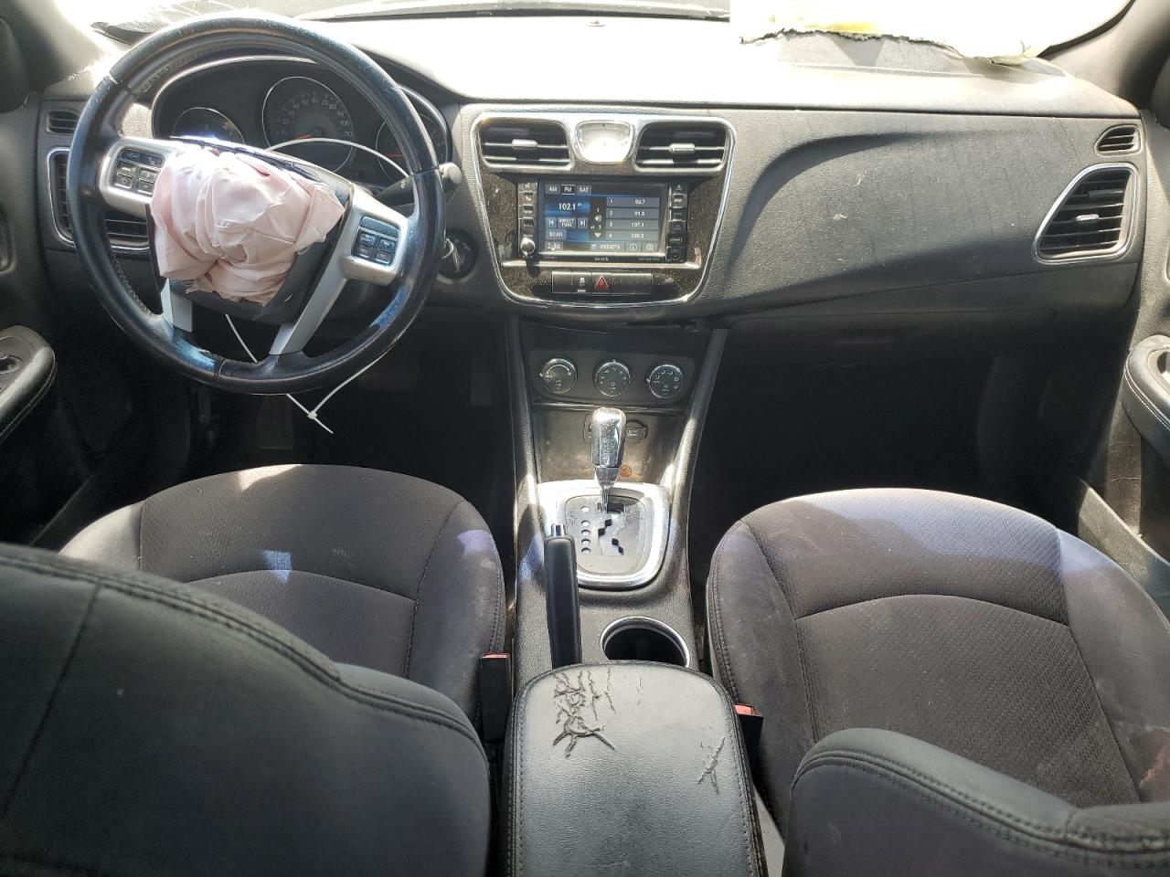 Chrysler 200 Touring Image 6