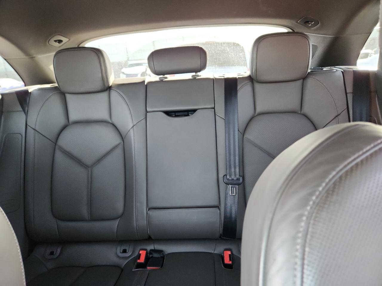 Porsche Macan S Image 11