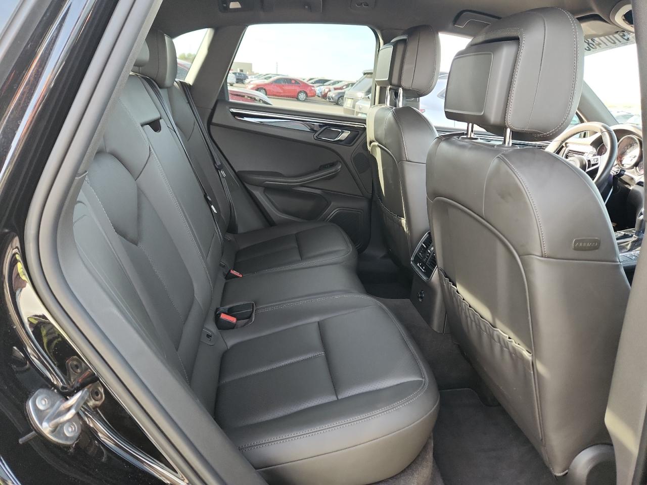 Porsche Macan S Image 10