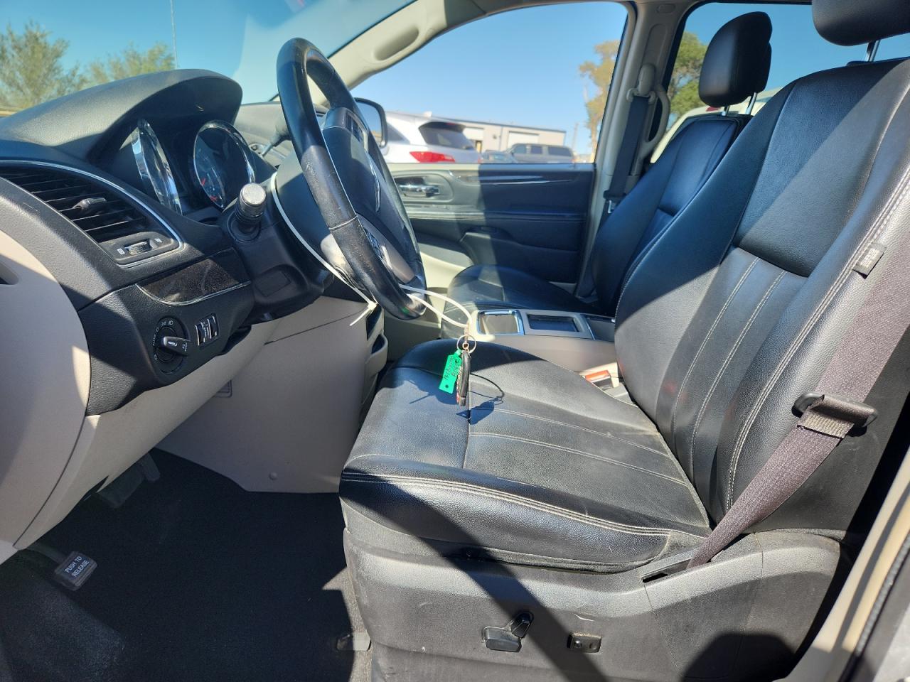 Chrysler Minivan Touring Image 13