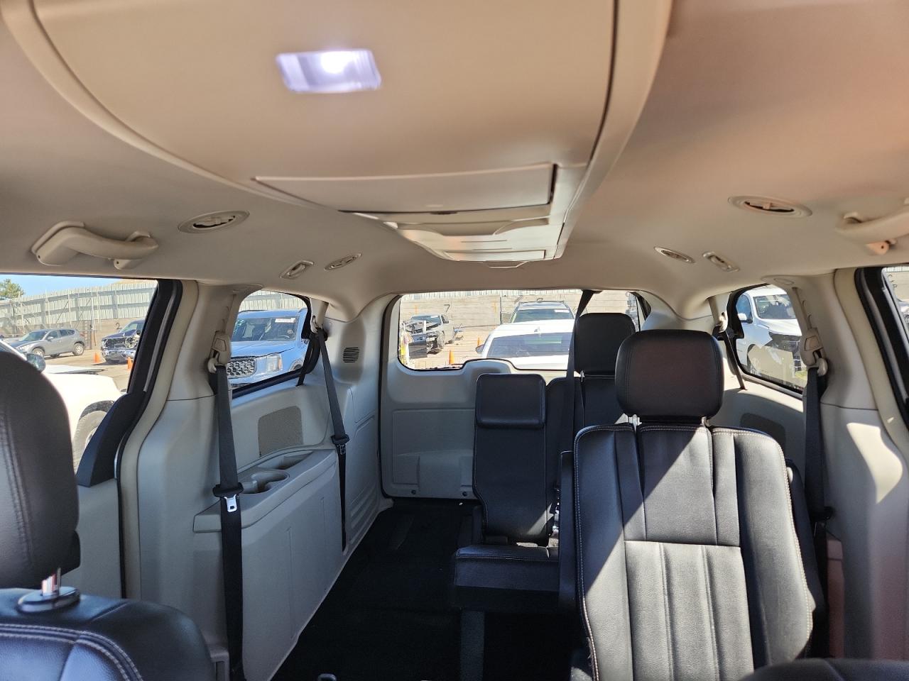 Chrysler Minivan Touring Image 9