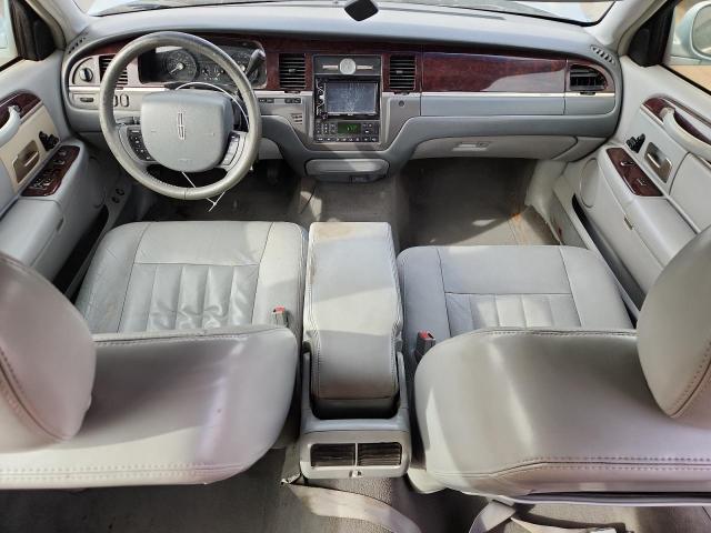 Lincoln Towncar Signature Image 4
