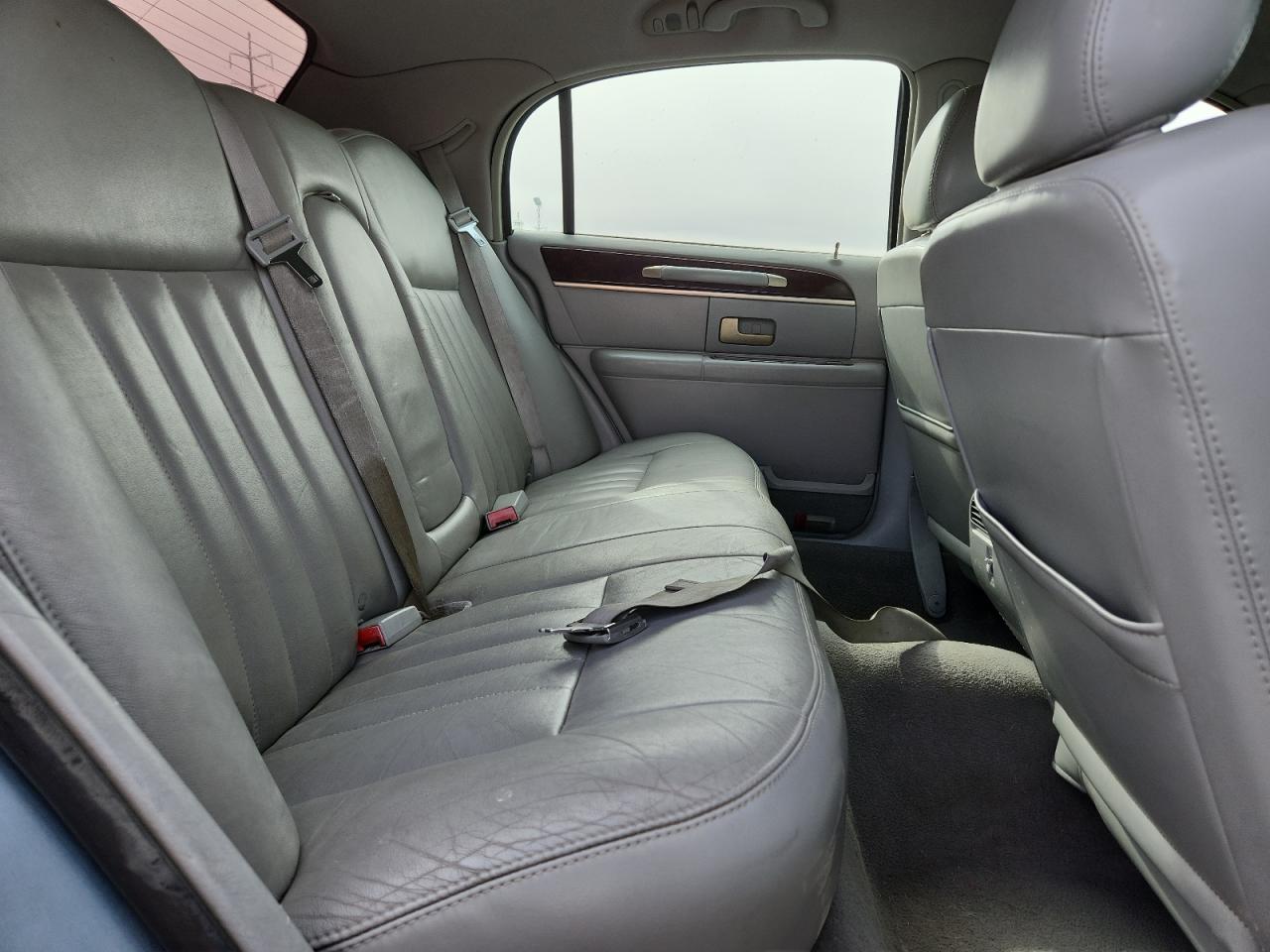 Lincoln Towncar Signature Image 9