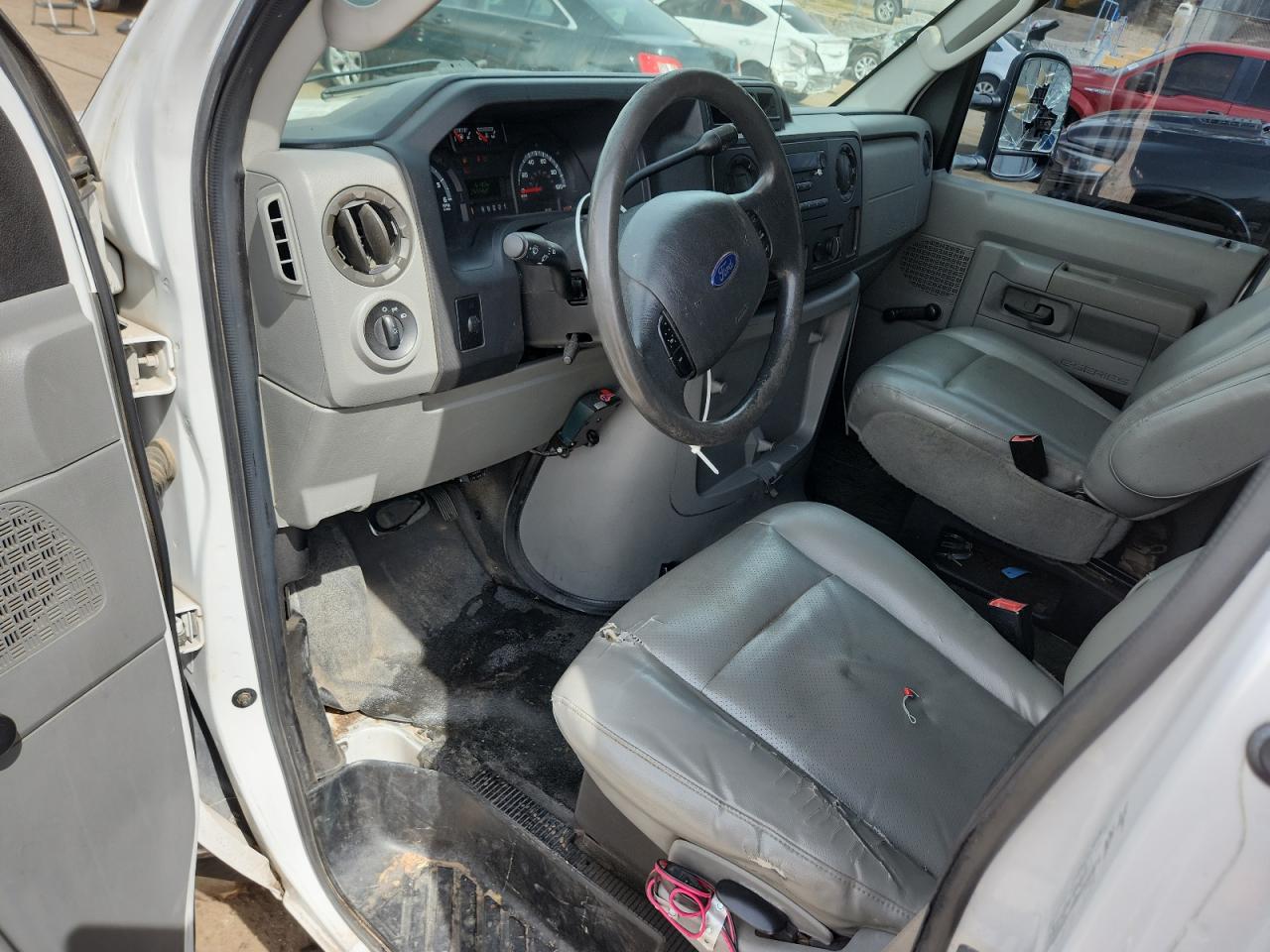 Ford Econoline E150 Van Image 12