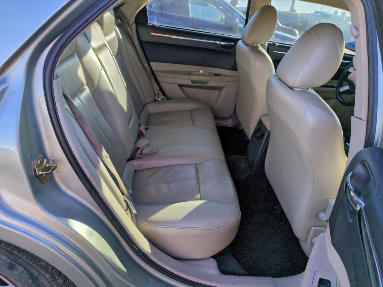 Chrysler 300 Touring Image 8