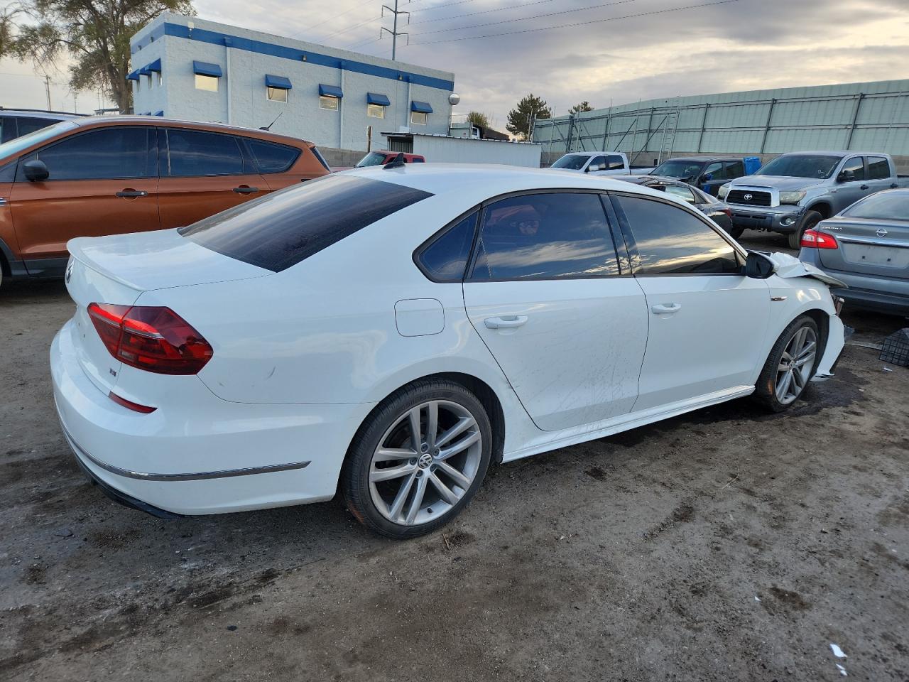 Volkswagen Passat S Image 2