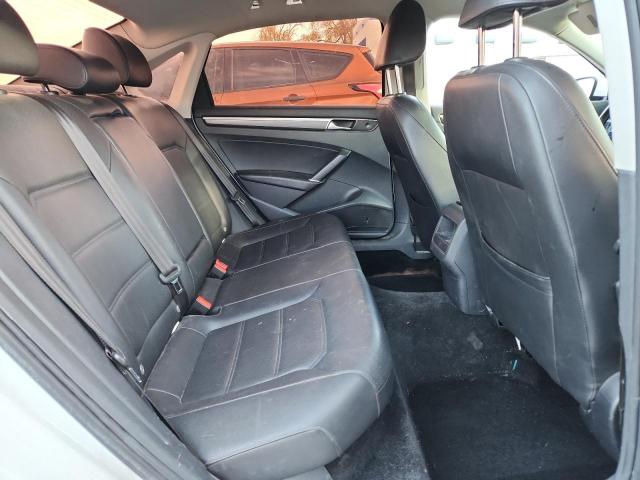 Volkswagen Passat S Image 8