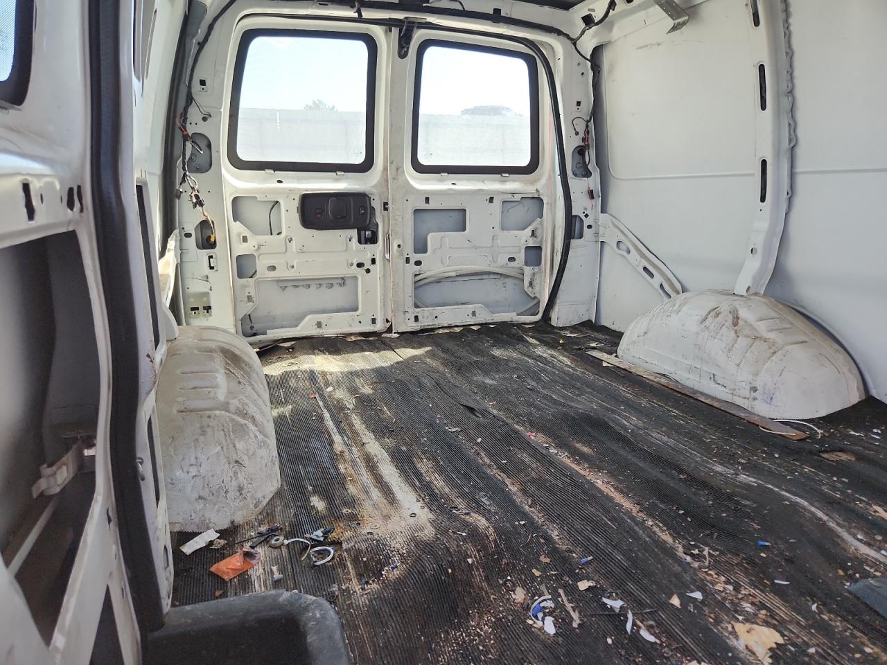 GMC Savana G2500 Image 13