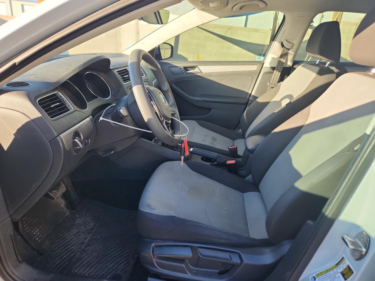 Volkswagen Jetta S Image 2