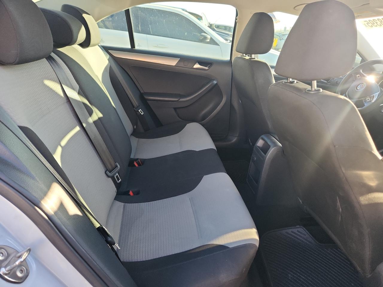 Volkswagen Jetta S Image 9