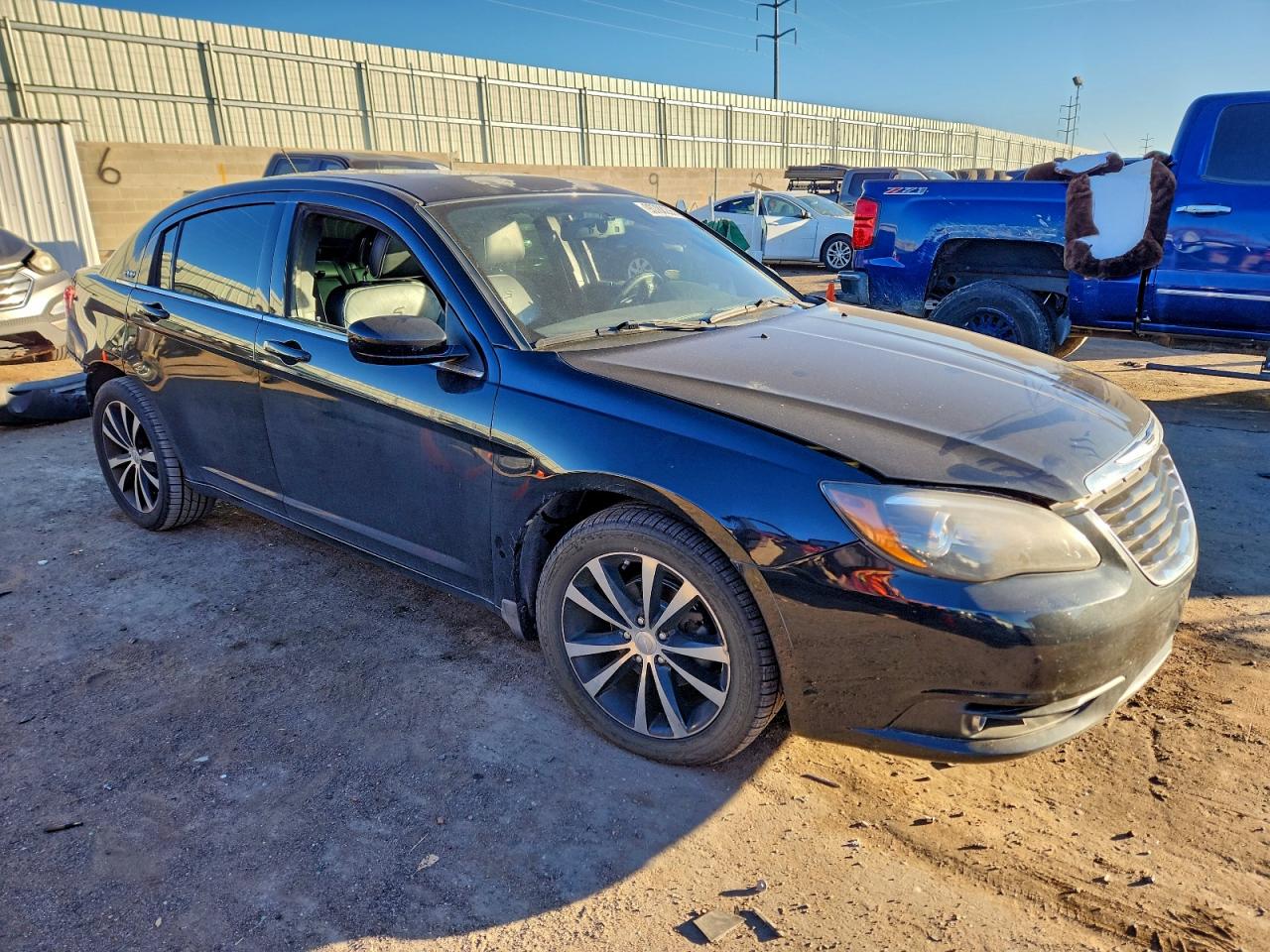 Chrysler 200 Limited Image 2