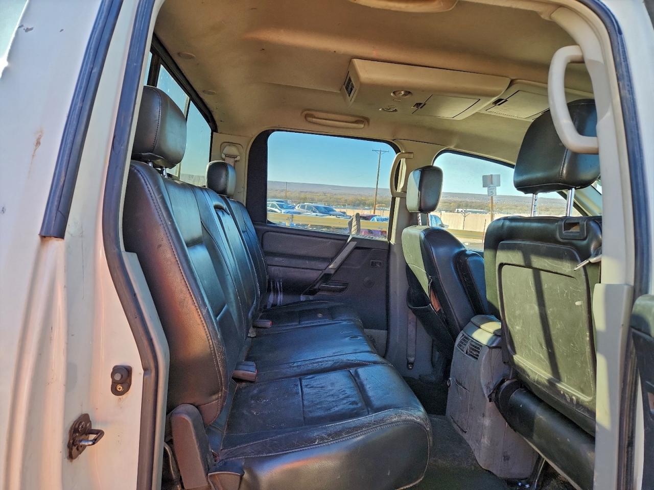 Nissan Titan Xe Image 9