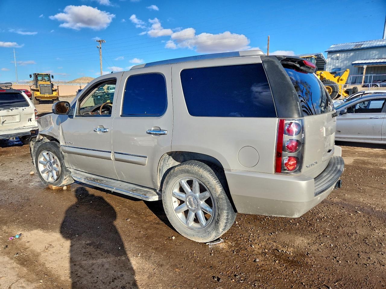 GMC Yukon Denali Image 2