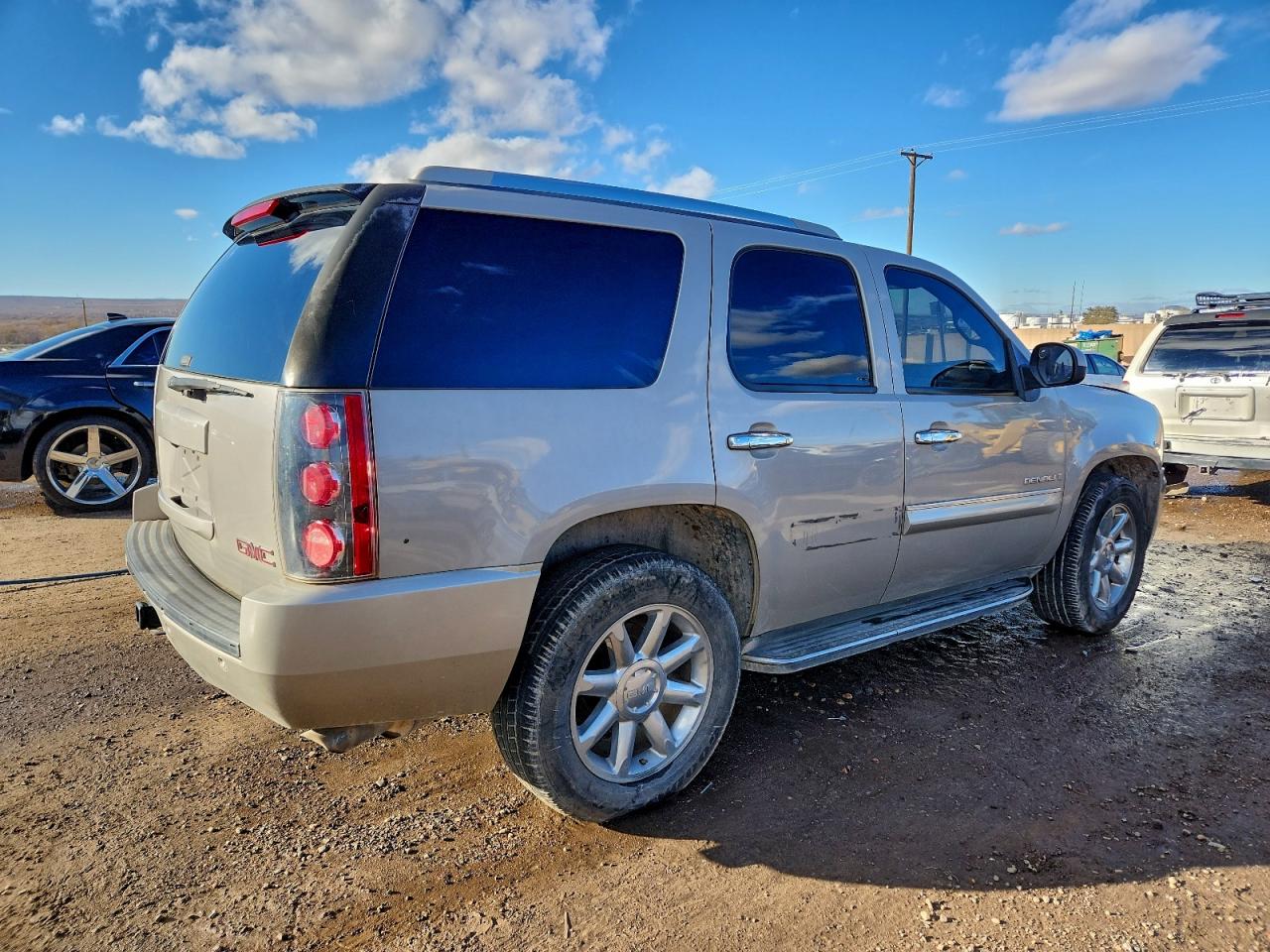 GMC Yukon Denali Image 6