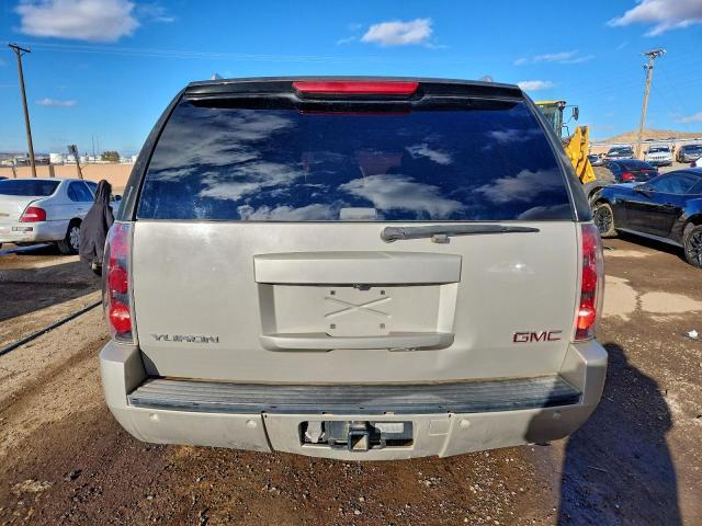 GMC Yukon Denali Image 5