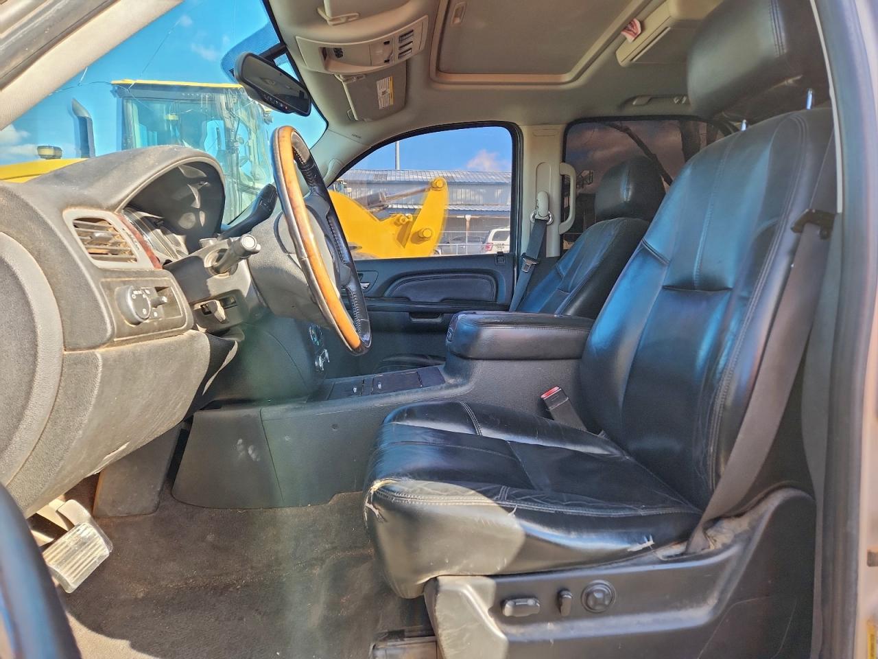 GMC Yukon Denali Image 7