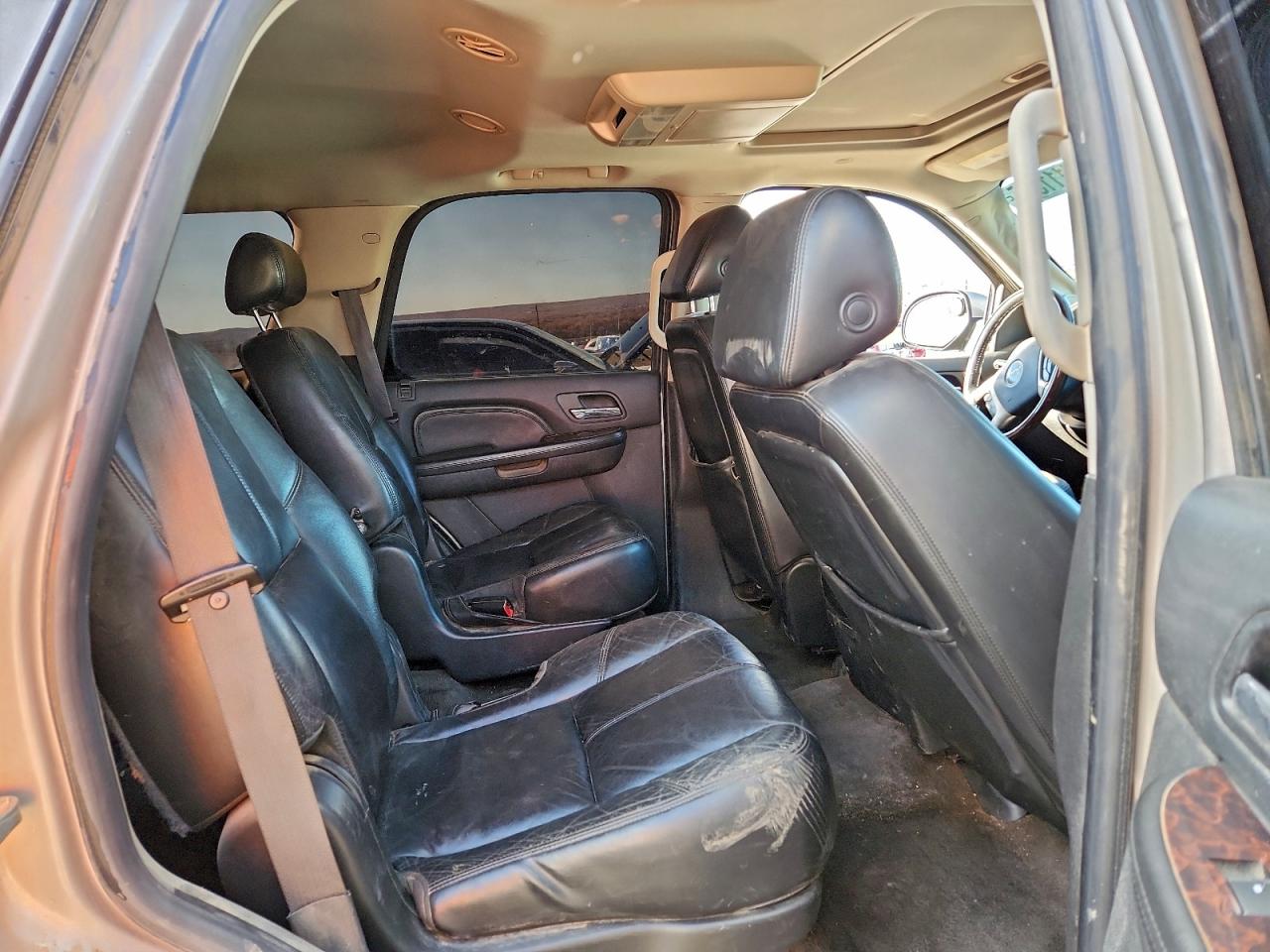 GMC Yukon Denali Image 11