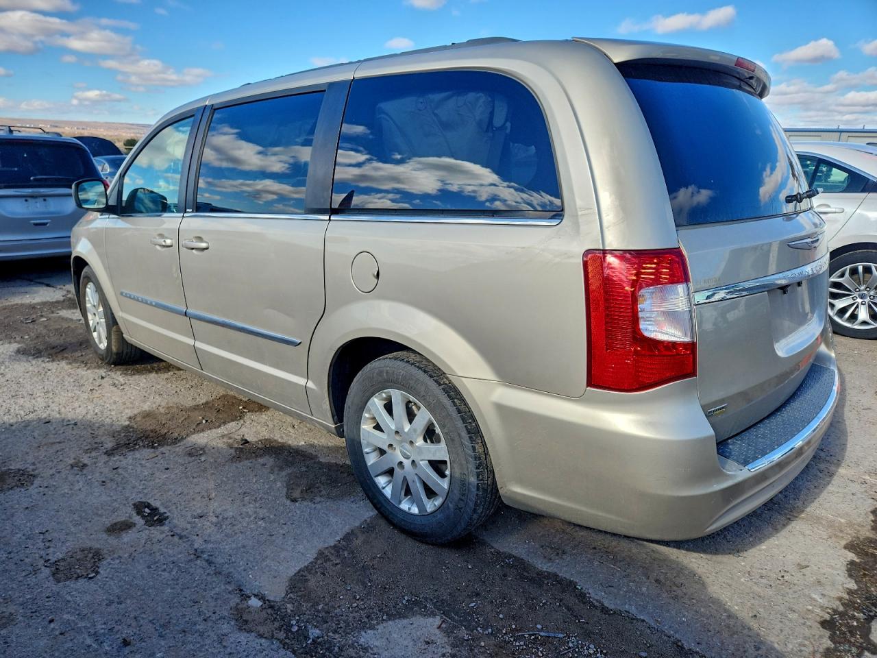 Chrysler Minivan Touring Image 2