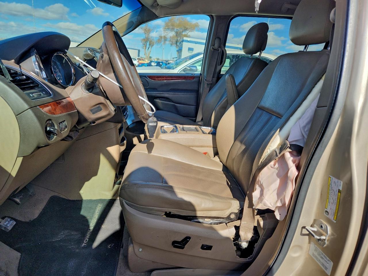 Chrysler Minivan Touring Image 9