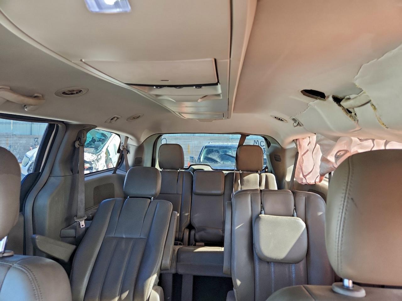 Chrysler Minivan Touring Image 8