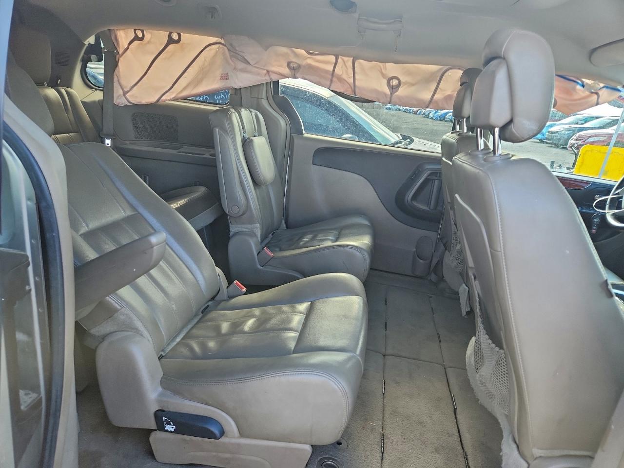 Chrysler Minivan Touring Image 4