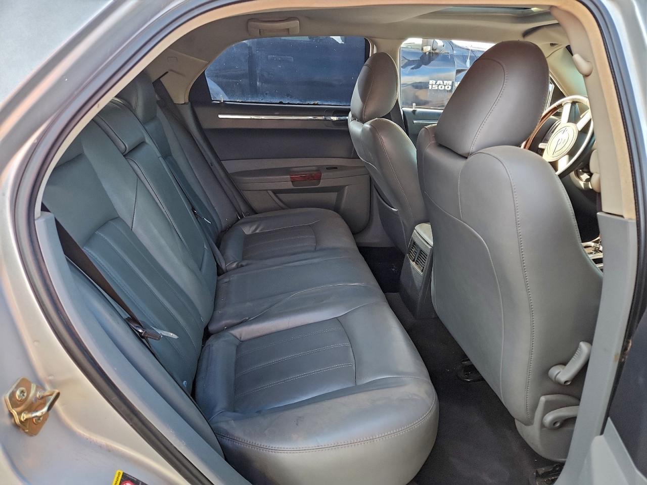 Chrysler 300 Image 8