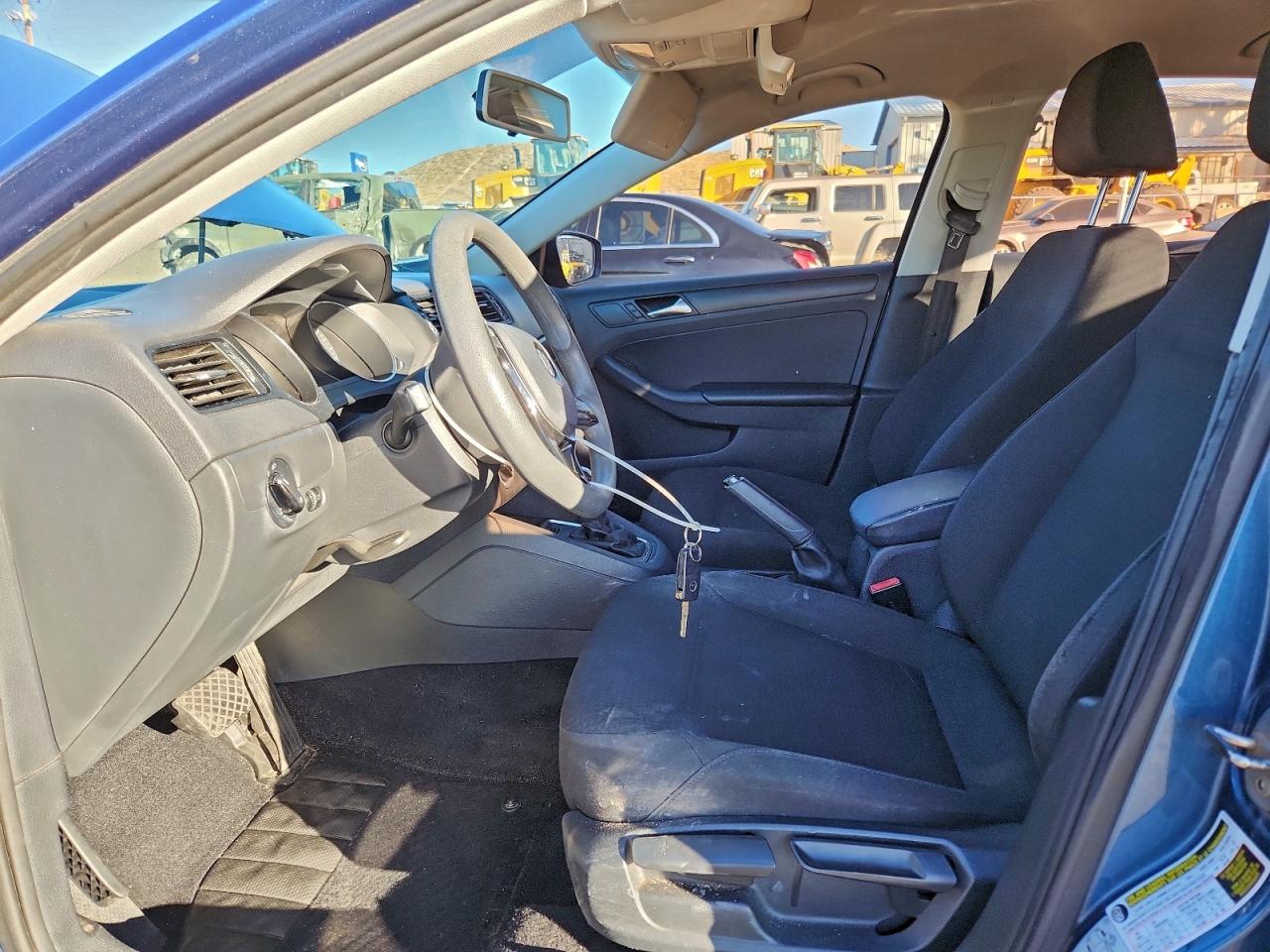 Volkswagen Jetta S Image 12