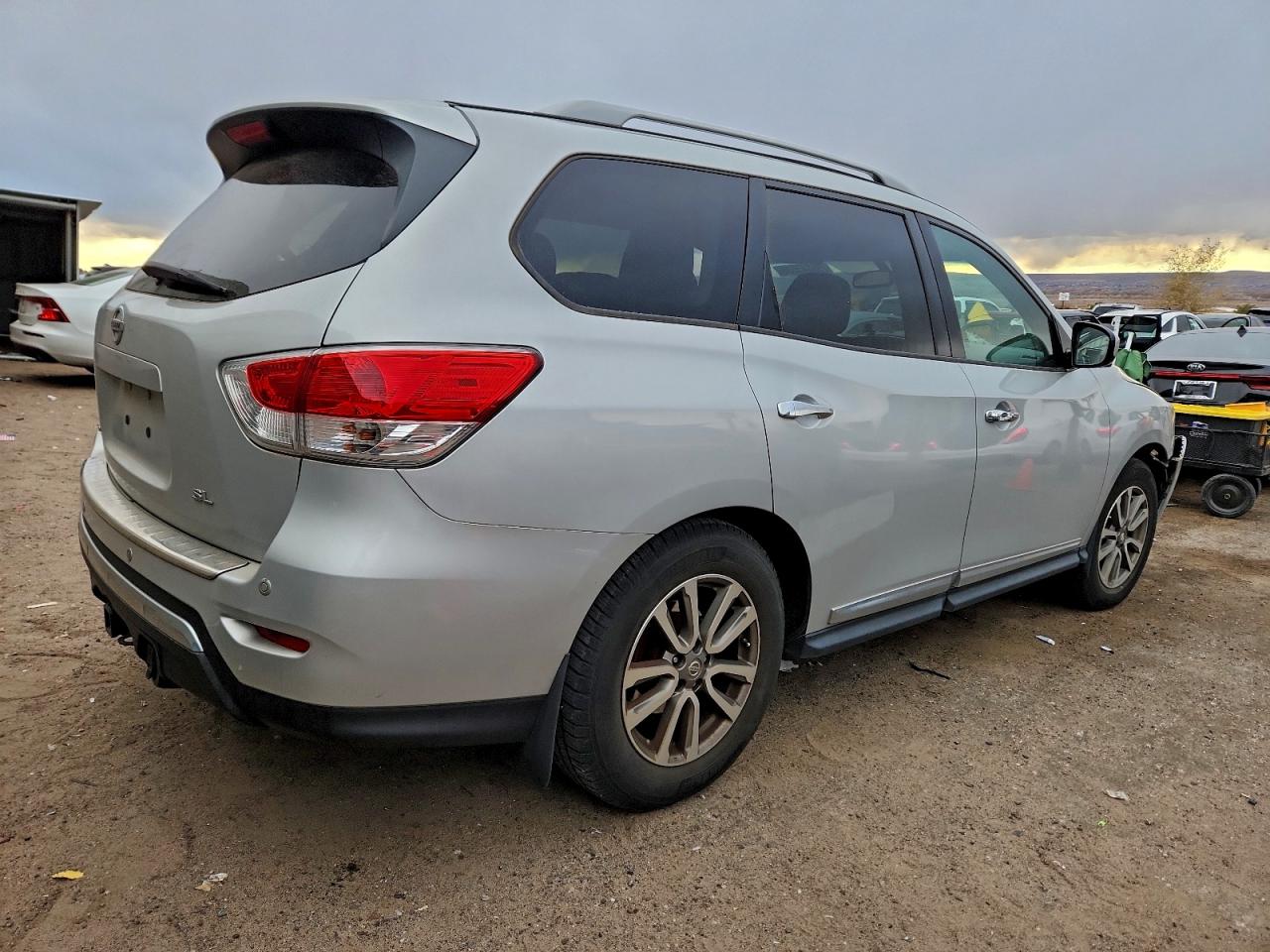 Nissan Pathfinder S Image 3