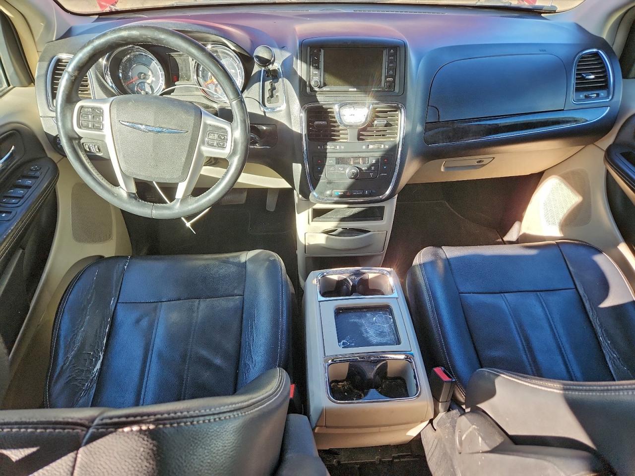 Chrysler Minivan Touring Image 7