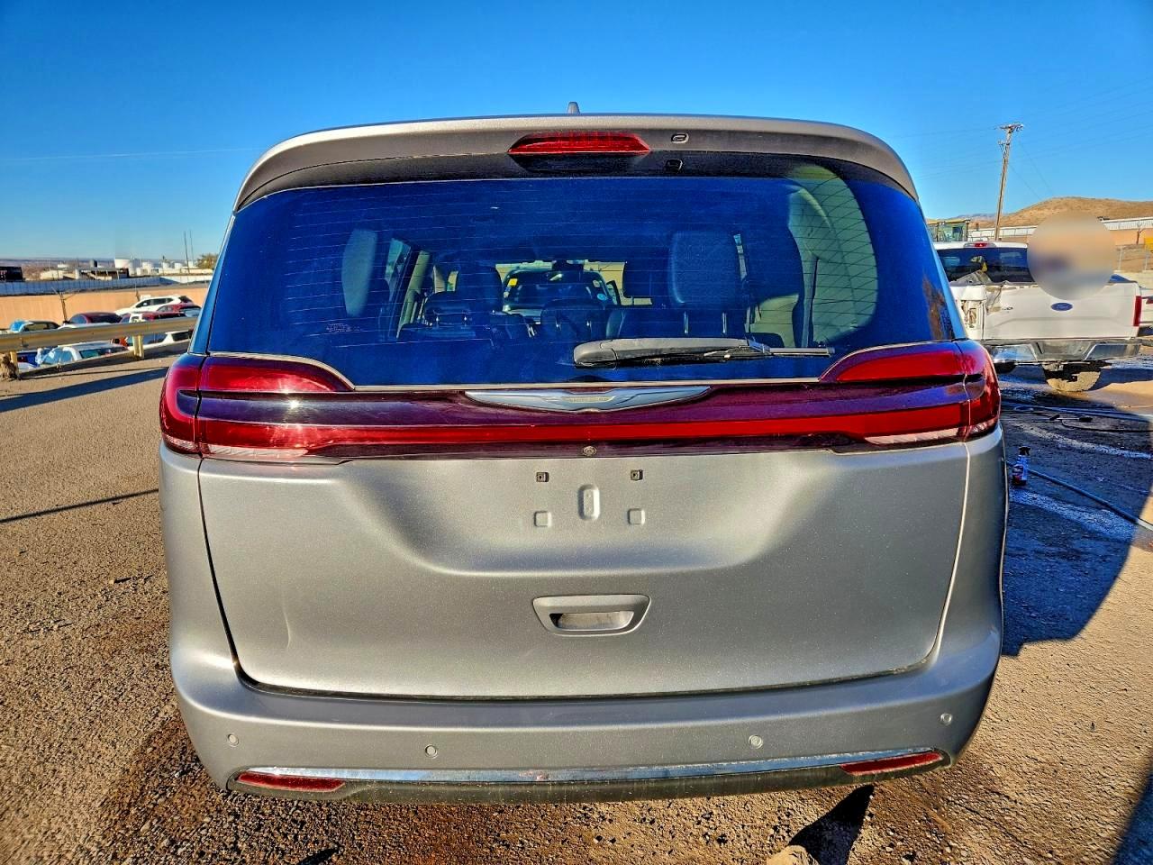 Chrysler Pacifica Touring L Image 2