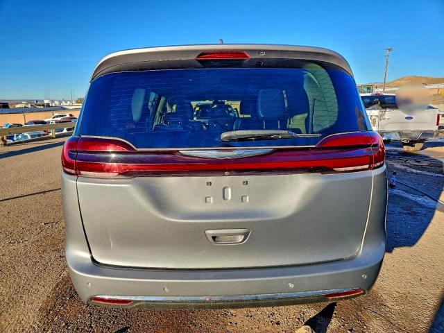 Chrysler Pacifica Touring L Image 2