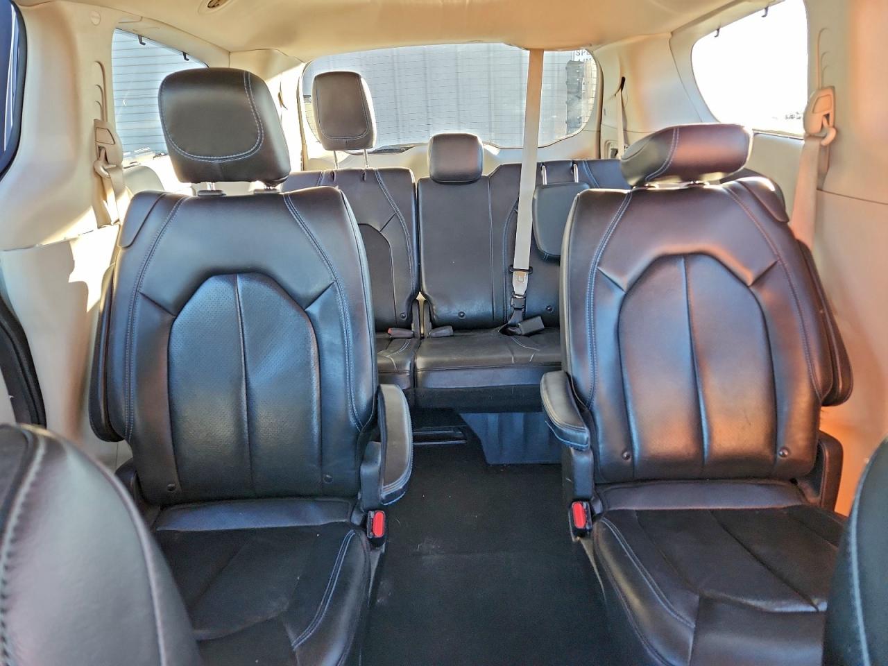 Chrysler Pacifica Touring L Image 8