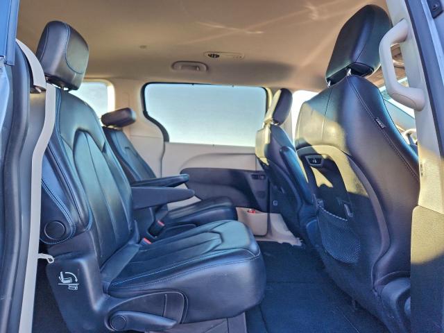 Chrysler Pacifica Touring L Image 12