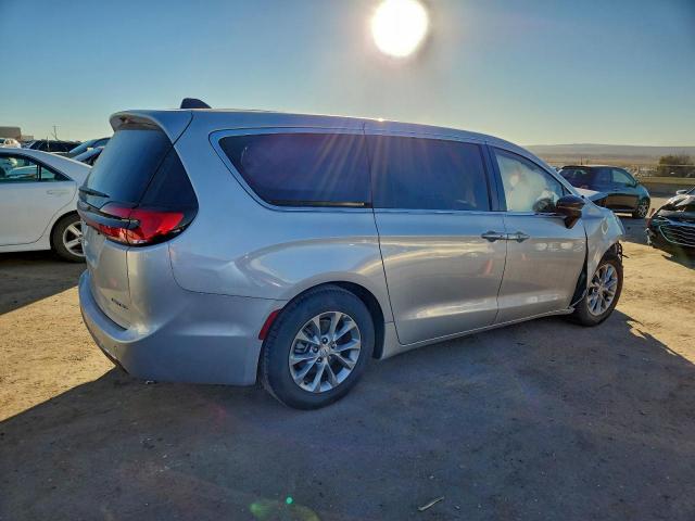 Chrysler Pacifica Limited Image 11