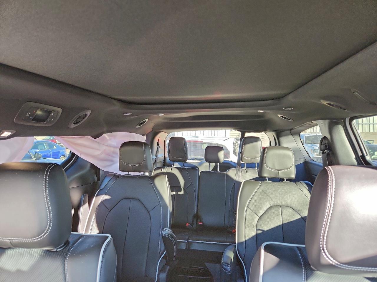 Chrysler Pacifica Limited Image 7