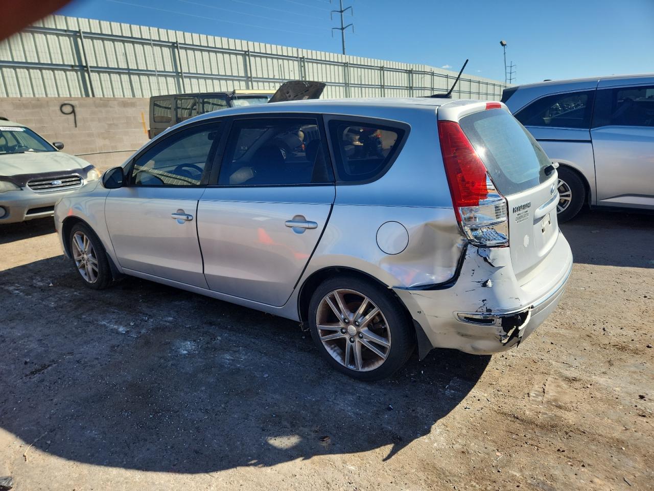 Hyundai ELANTRA Image 3