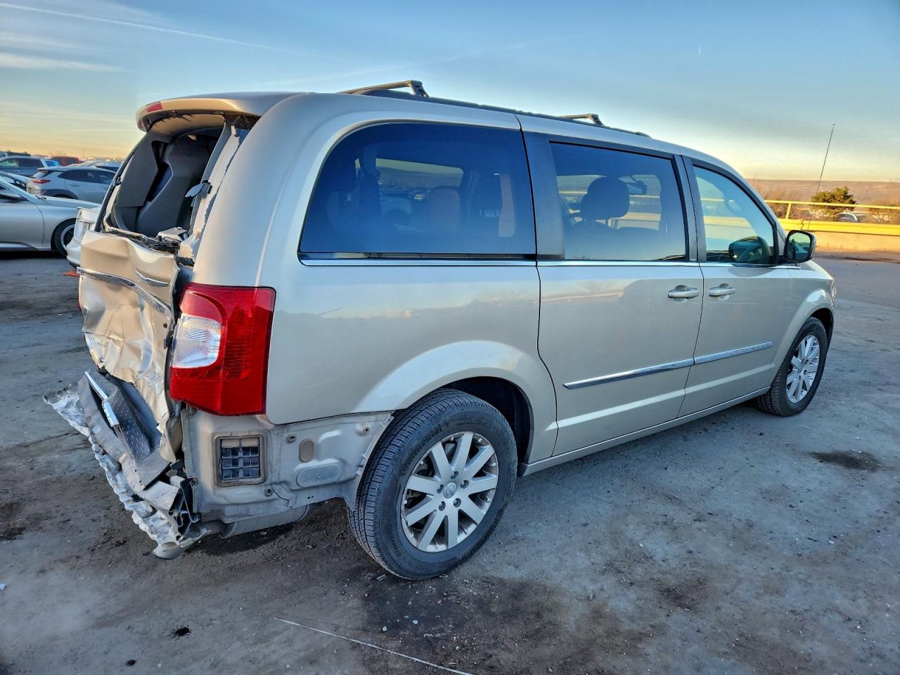 Chrysler Minivan Touring Image 10