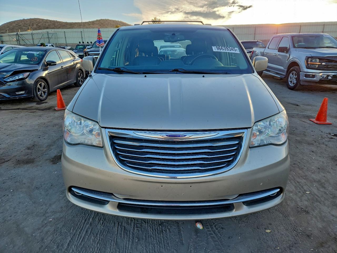 Chrysler Minivan Touring Image 9