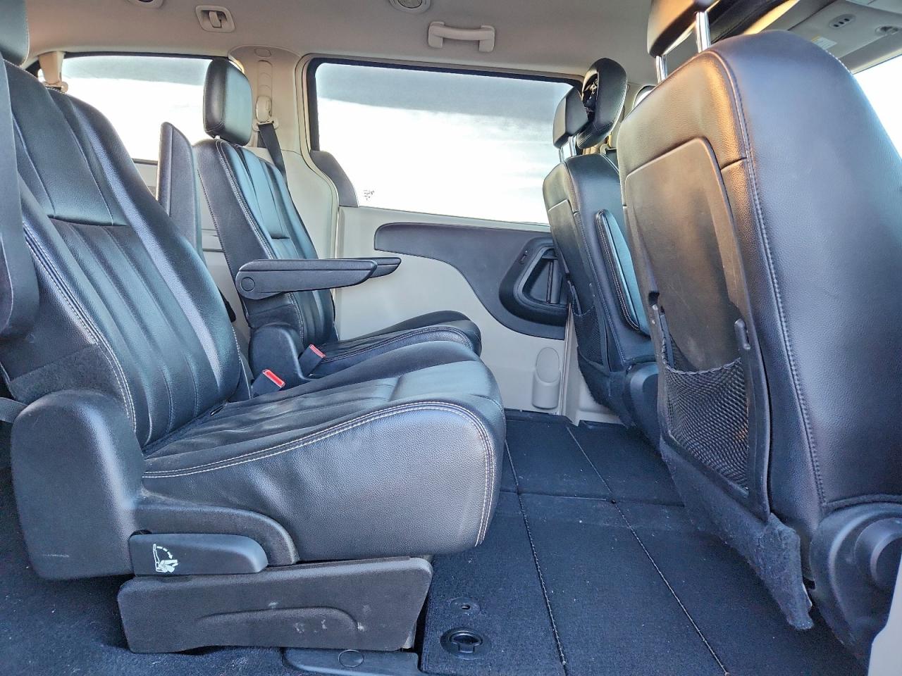 Chrysler Minivan Touring Image 3