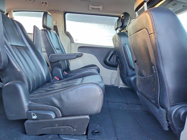 Chrysler Minivan Touring Image 3