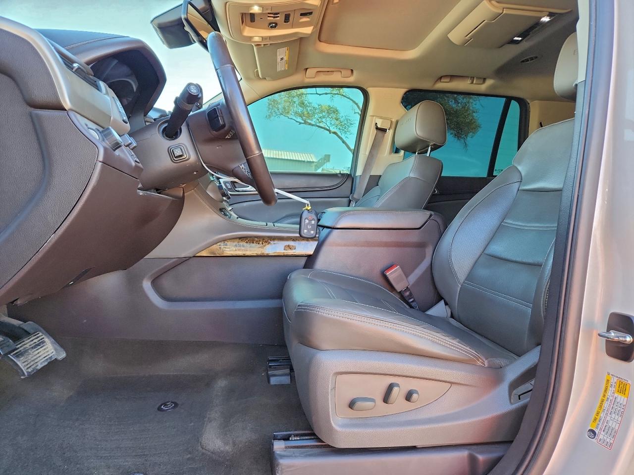 GMC Yukon Denali Image 9