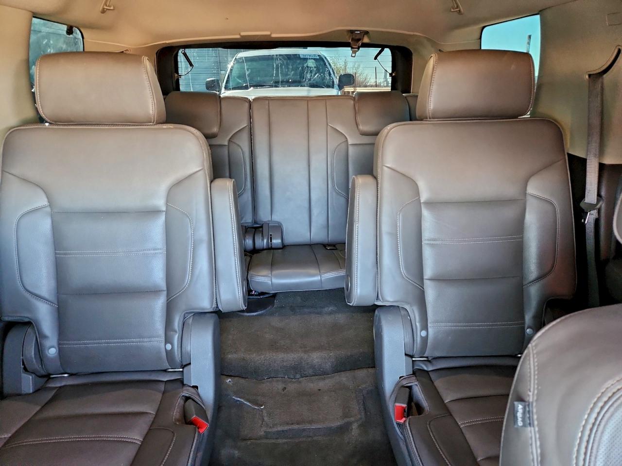 GMC Yukon Denali Image 5