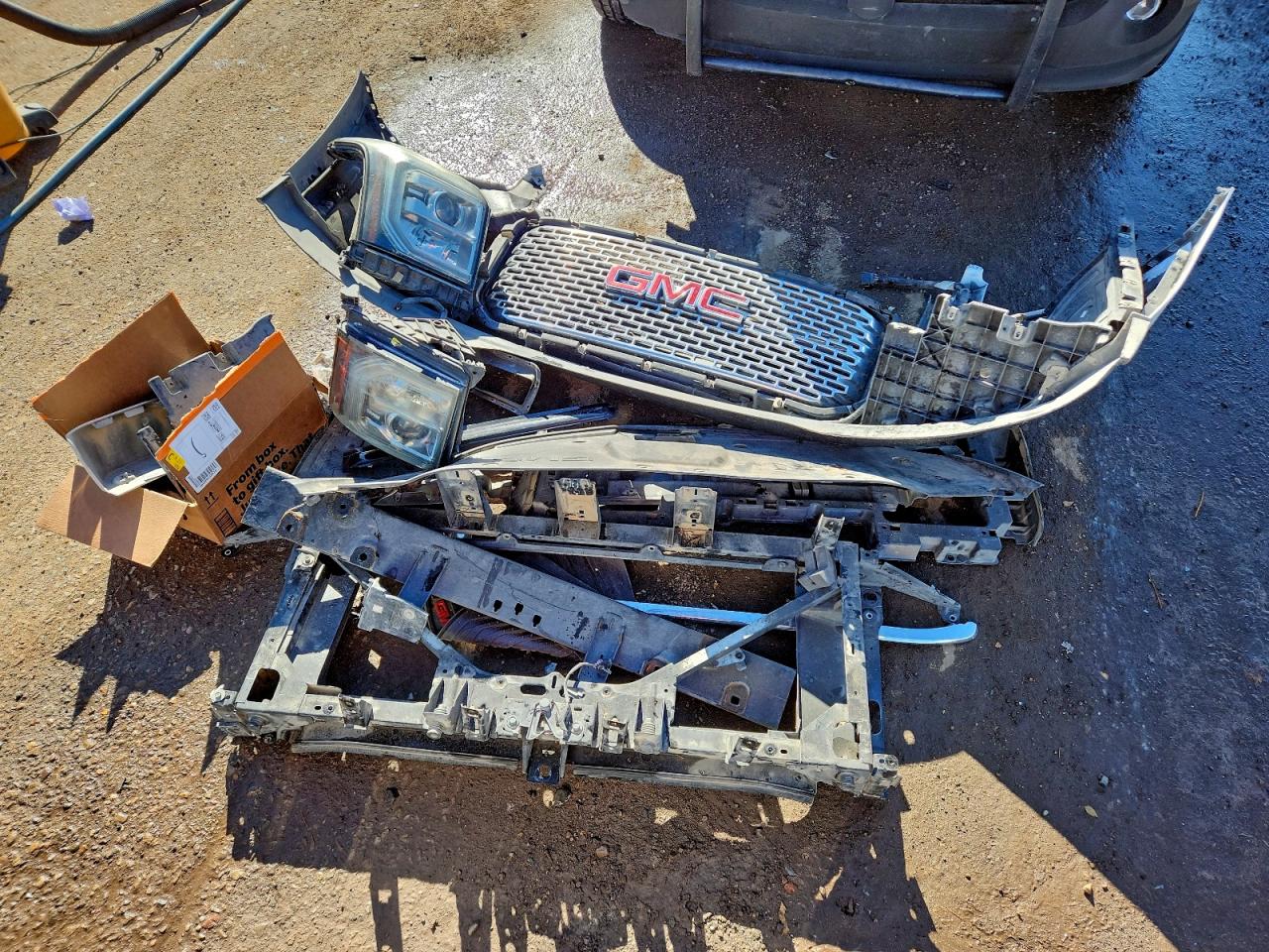 GMC Yukon Denali Image 8