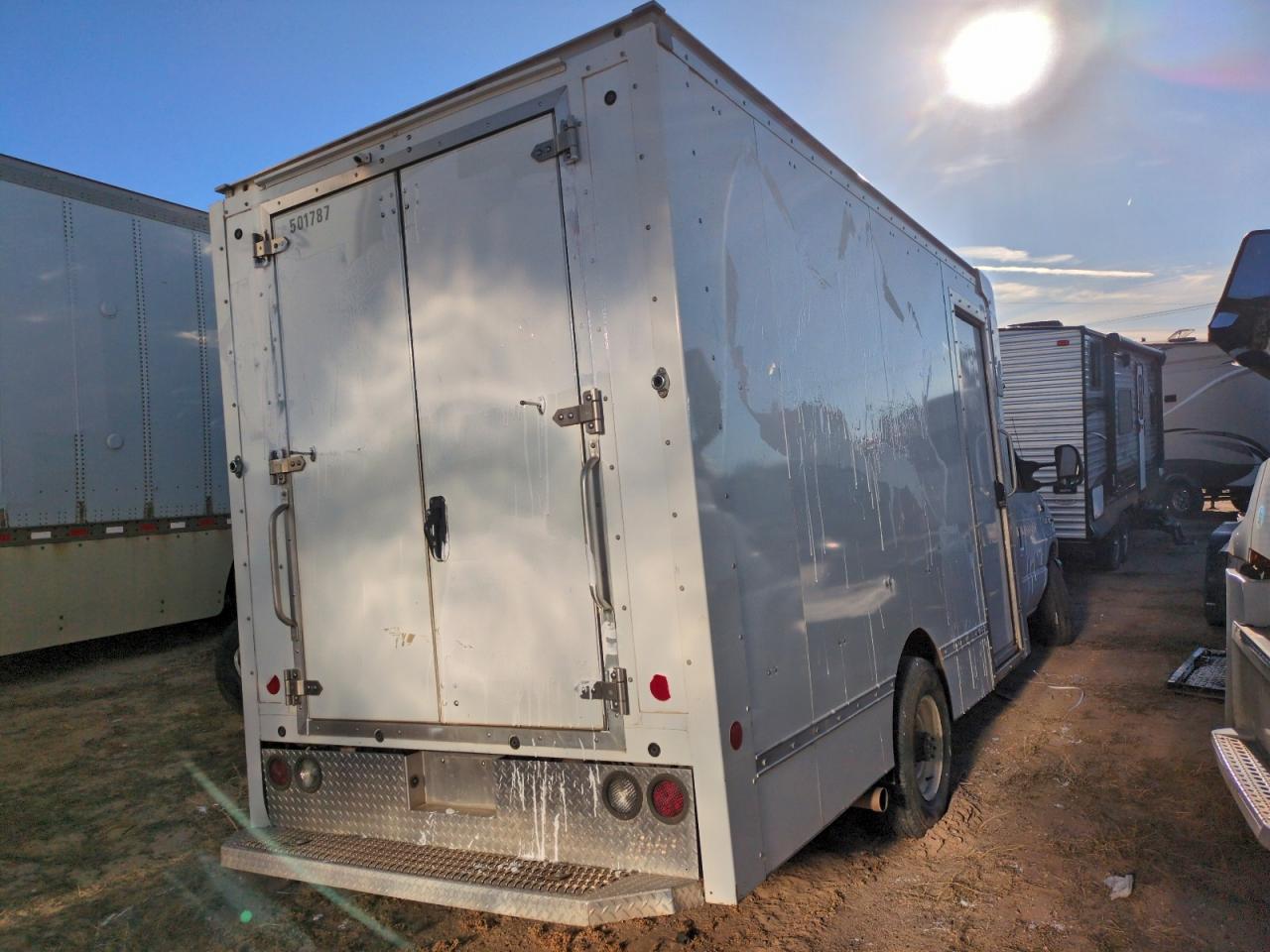 Ford Econoline E350 Super Duty Cutaway Van Image 6