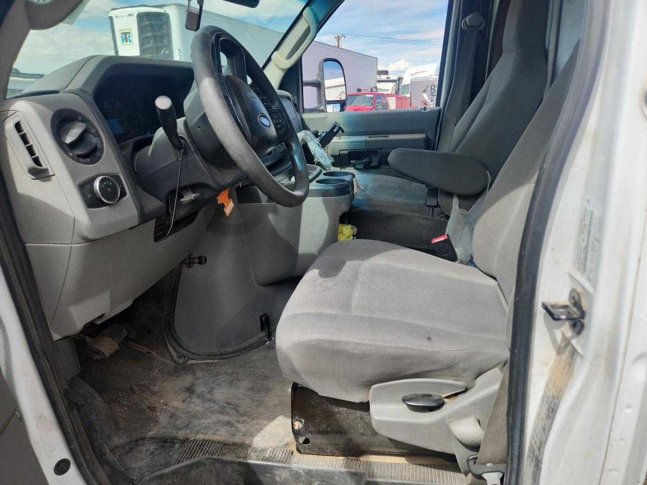 Ford Econoline E350 Super Duty Cutaway Van Image 2