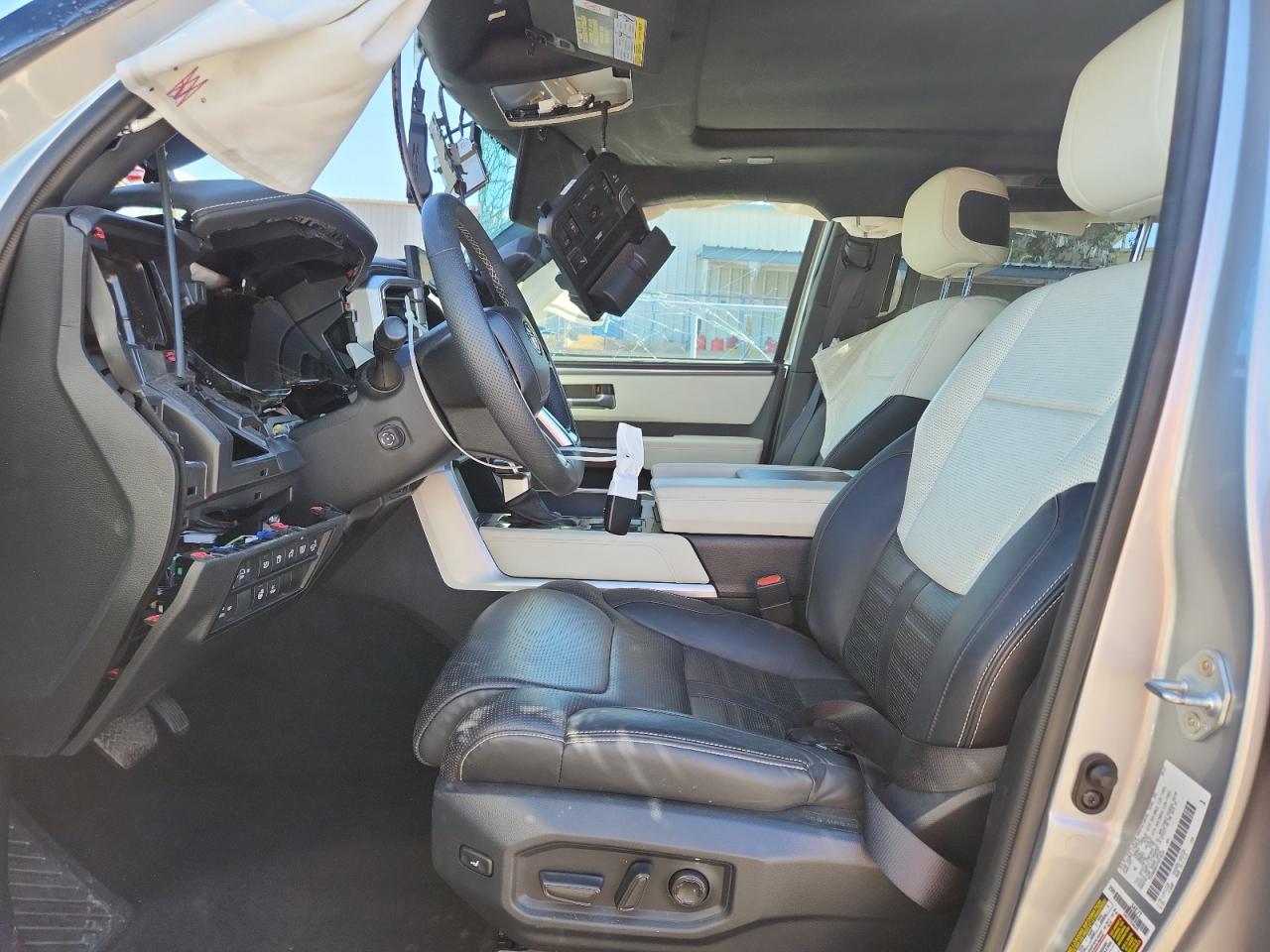 Toyota Sequoia Sr5 Image 8