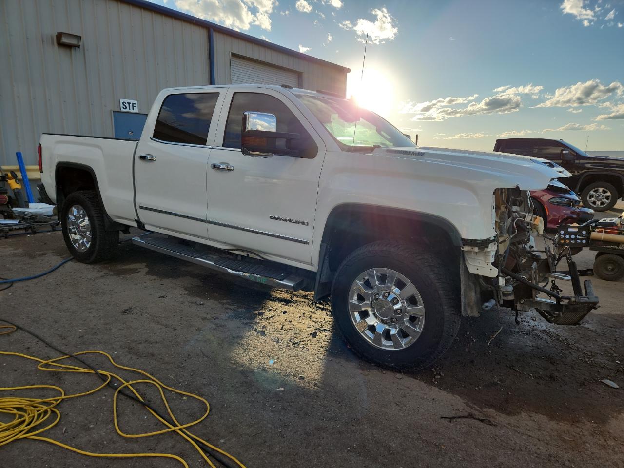 GMC Sierra K2500 Denali Image 4