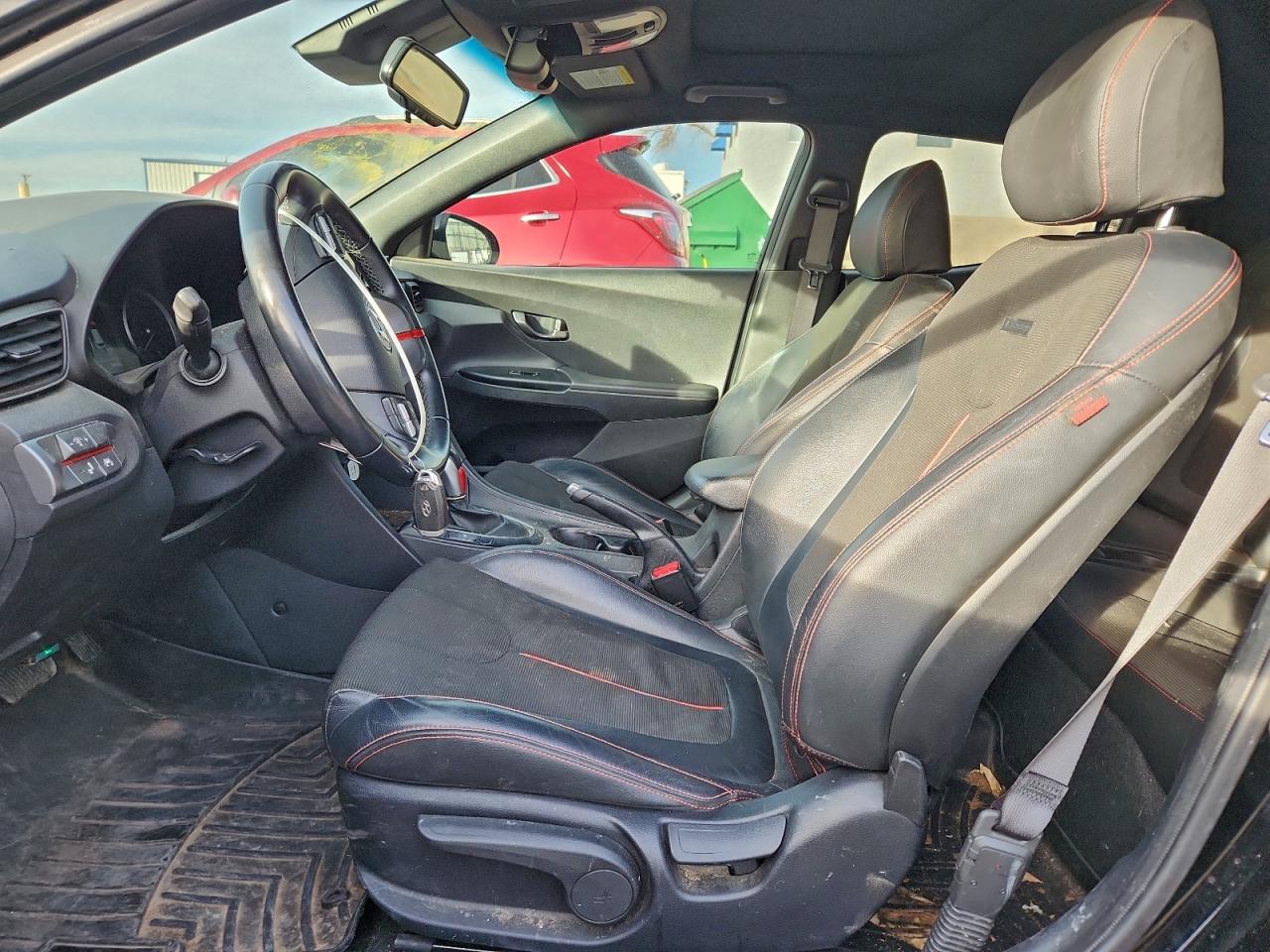 Hyundai VELOSTER Base Image 3